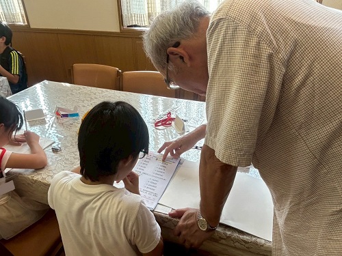 勉強を教えている様子