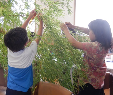 笹に短冊を飾っている様子